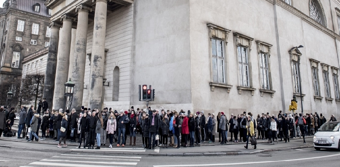 Danci se opraštaju od pokojnog princa Henrika Danci se opraštaju od pokojnog princa Henrika