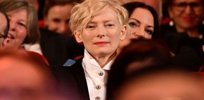 Tilda Svinton pod istim krovom živi sa dečkom i ljubavnikom Tilda Svinton pod istim krovom živi sa dečkom i ljubavnikom