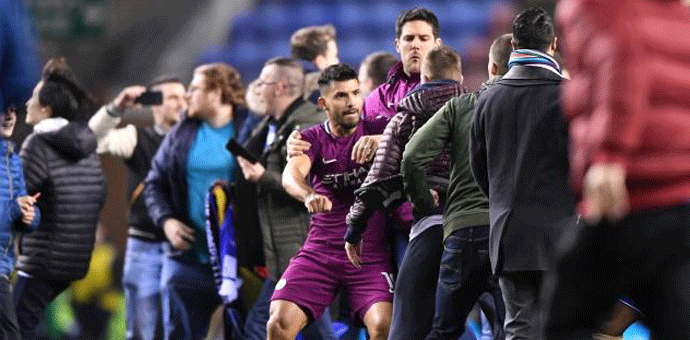 Aguero pesnicom udario navijača (VIDEO) Aguero pesnicom udario navijača (VIDEO)