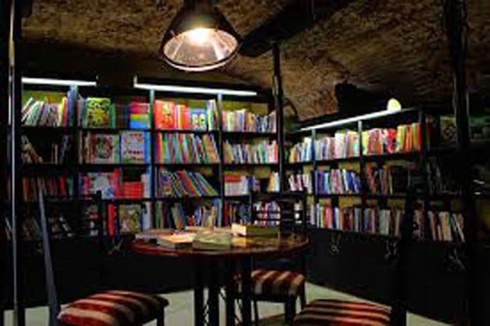 Tu, među nama … Tu, među nama …