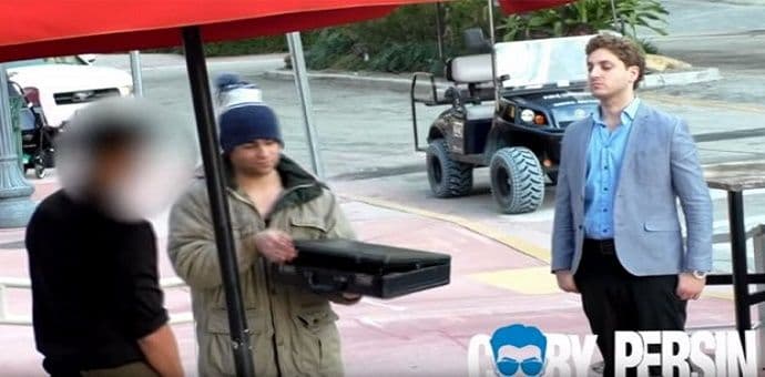 Milioner prerušen u beskućnika održao lekciju svim snobovima (VIDEO) Milioner prerušen u beskućnika održao lekciju svim snobovima (VIDEO)