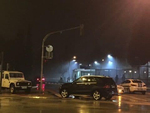 Nepoznata osoba bacila ručnu bombu u pravcu Ambasade SAD, potom se raznijela drugom bombom Nepoznata osoba bacila ručnu bombu u pravcu Ambasade SAD, potom se raznijela drugom bombom