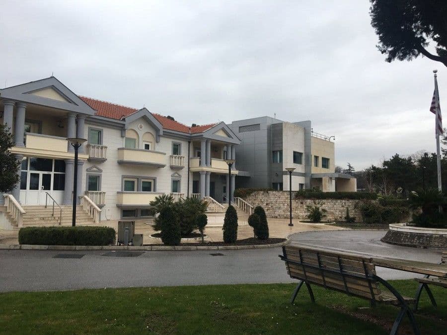 Američka ambasada ponovo otvorena za vizne usluge Američka ambasada ponovo otvorena za vizne usluge