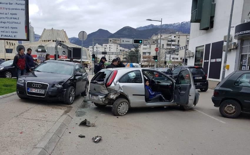 Sudar tri vozila u Baru, povrijeđeno dijete Sudar tri vozila u Baru, povrijeđeno dijete