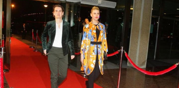 Sve oči uprte u djevojku Ane Brnabić Sve oči uprte u djevojku Ane Brnabić