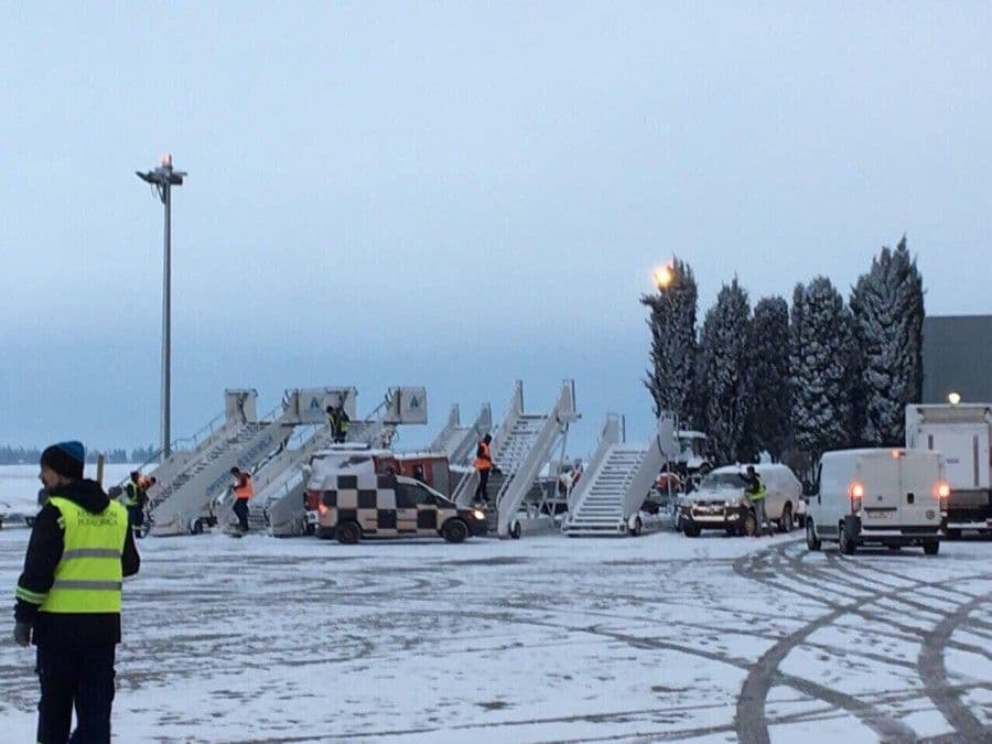Aerodrom u Podgorici zatvoren zbog snijega do devet sati Aerodrom u Podgorici zatvoren zbog snijega do devet sati