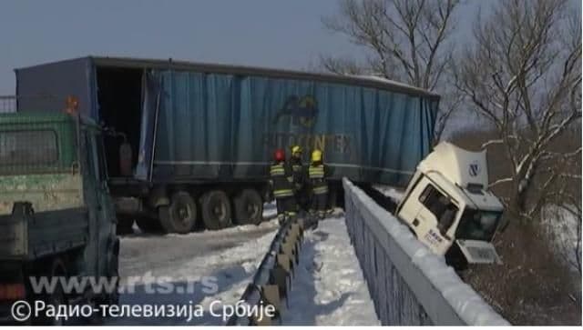 Kamiondžija dva sata visio nad rijekom, zbog promrzlina u bolnici (VIDEO) Kamiondžija dva sata visio nad rijekom, zbog promrzlina u bolnici (VIDEO)