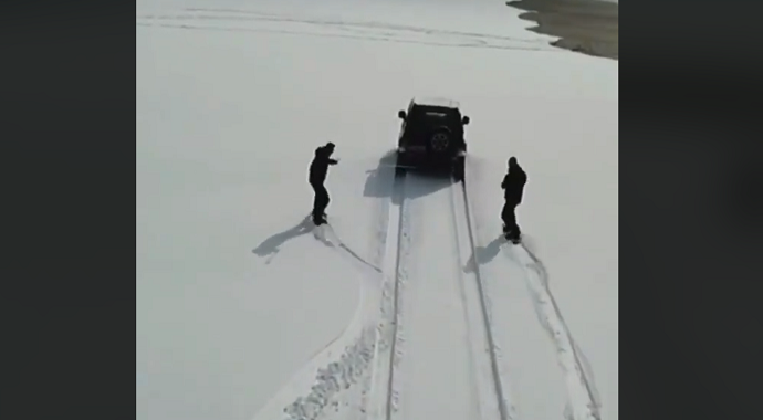 Zakačeni za automobil borduju po snijegom prekrivenoj plaži (Video) Zakačeni za automobil borduju po snijegom prekrivenoj plaži (Video)