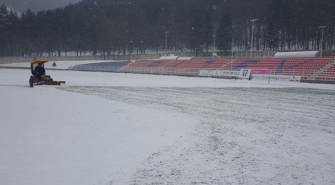 Rudar ima crvene lopte i čisti snijeg Rudar ima crvene lopte i čisti snijeg