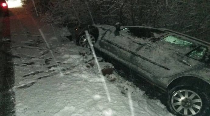 Automobil sletio sa kolovoza Automobil sletio sa kolovoza