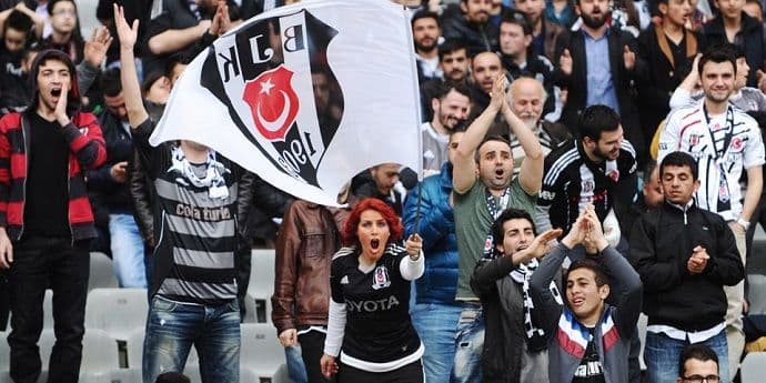 Goleada, tri crvena, tuča - remi Bešiktaša i Fenerbačea Goleada, tri crvena, tuča - remi Bešiktaša i Fenerbačea