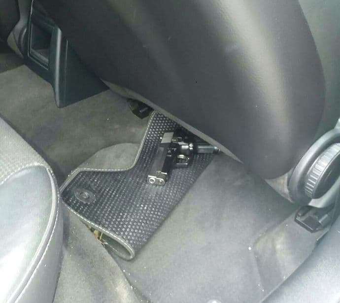 Krio pištolj ispod patosnice suvozačevog sjedišta Krio pištolj ispod patosnice suvozačevog sjedišta