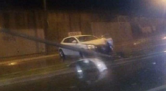 Automobil se zakucao u stub rasvjete (Foto) Automobil se zakucao u stub rasvjete (Foto)