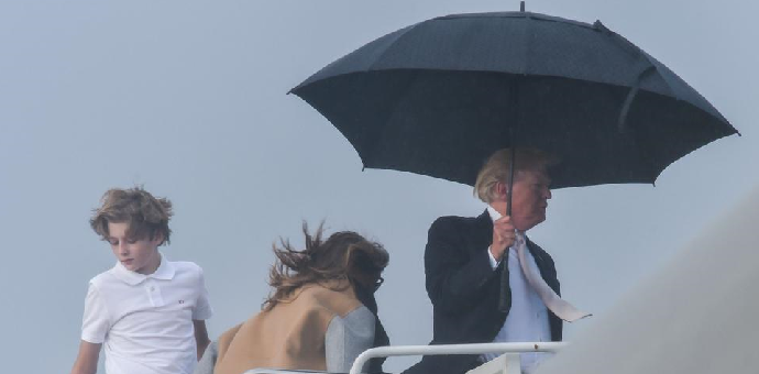 Tramp na udaru svjetske javnosti: Ostavio ženu i sina na kiši (VIDEO) Tramp na udaru svjetske javnosti: Ostavio ženu i sina na kiši (VIDEO)