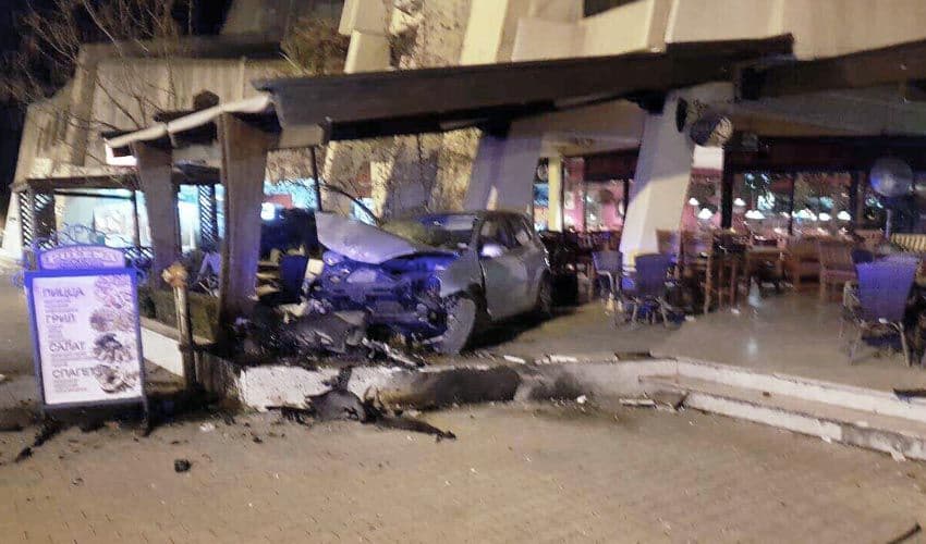 Golfom uletio u baštu lokala Golfom uletio u baštu lokala