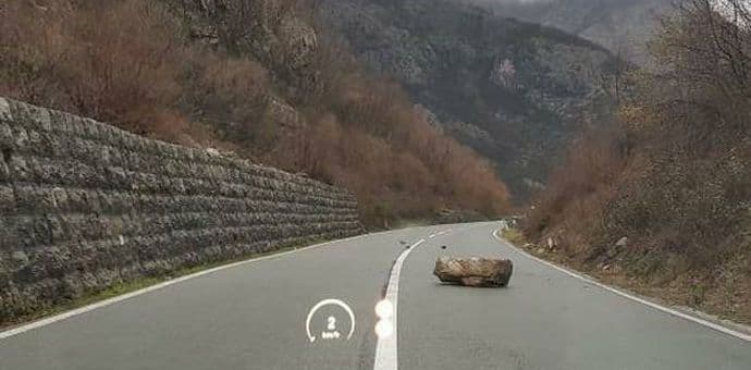 Stijena na putu u Dromiri Stijena na putu u Dromiri