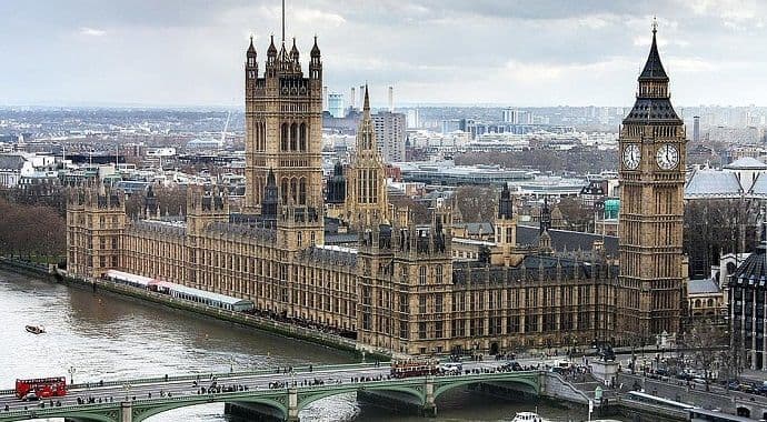 Policija ispituje sumnjivi paket u parlamentu Policija ispituje sumnjivi paket u parlamentu