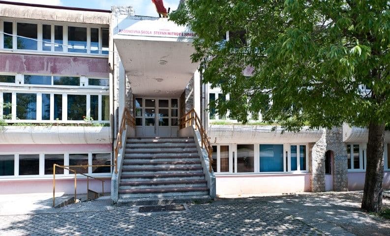 Tvrde da je učiteljica žrtva političke lojalnosti Tvrde da je učiteljica žrtva političke lojalnosti