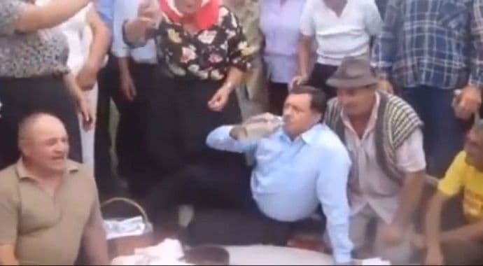 Narodno veselje: Dodik i flaša rakije (Video) Narodno veselje: Dodik i flaša rakije (Video)