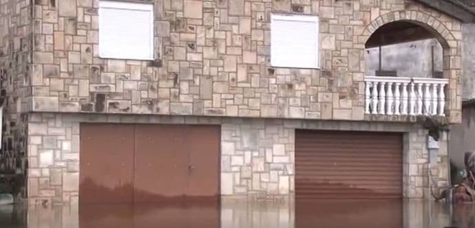 Kritično u Virpazaru i Donjim Murićima, u Vranjini poplavljene kuće (VIDEO) Kritično u Virpazaru i Donjim Murićima, u Vranjini poplavljene kuće (VIDEO)