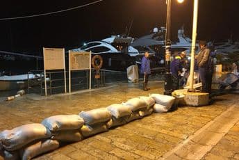 Budvani vrećama s pijeskom brane Stari grad