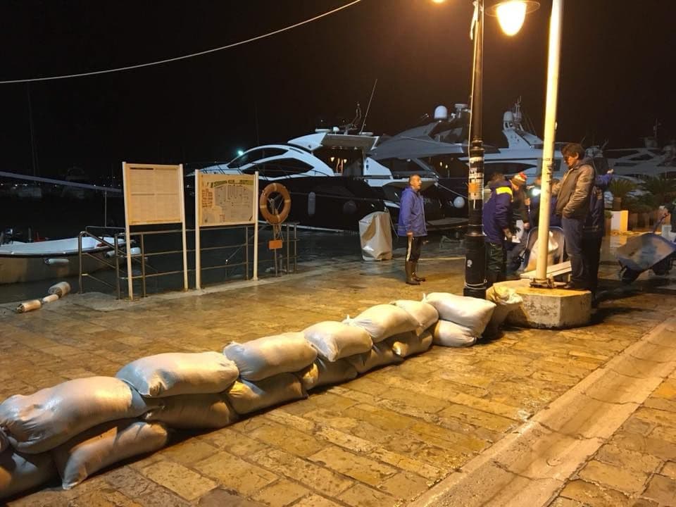 Budvani vrećama s pijeskom brane Stari grad Budvani vrećama s pijeskom brane Stari grad