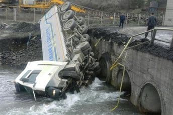 Kamion sletio u rijeku