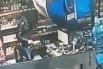 Uz prijetnju nožem opljačkao prodavnicu (Video)