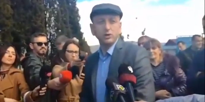 Knežević stigao u ZIKS: Tražiću sobu za Đukanovića Knežević stigao u ZIKS: Tražiću sobu za Đukanovića