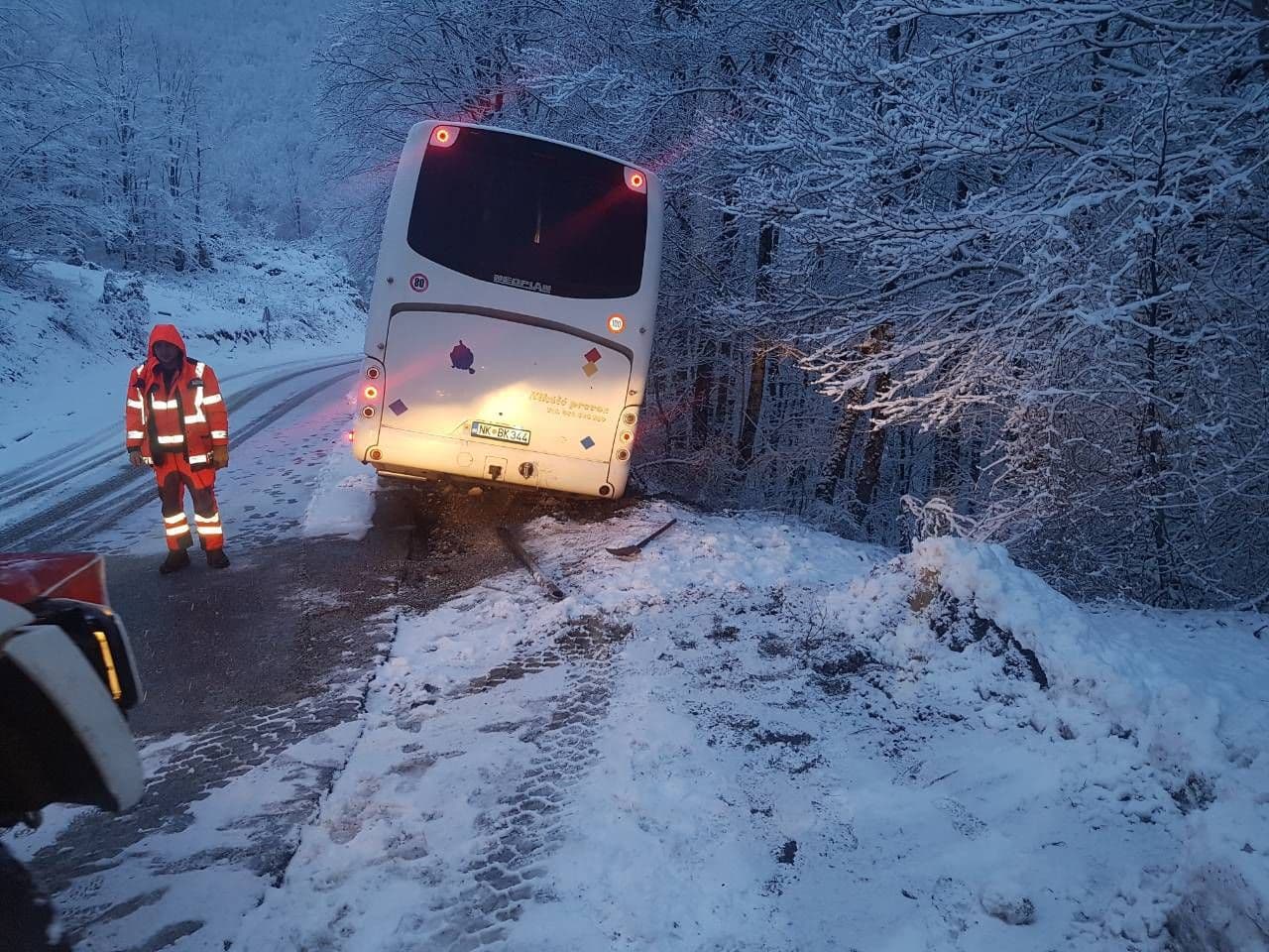 Izbjegnuta tragedija, Teodov autobus se zaustavio iznad provalije Izbjegnuta tragedija, Teodov autobus se zaustavio iznad provalije