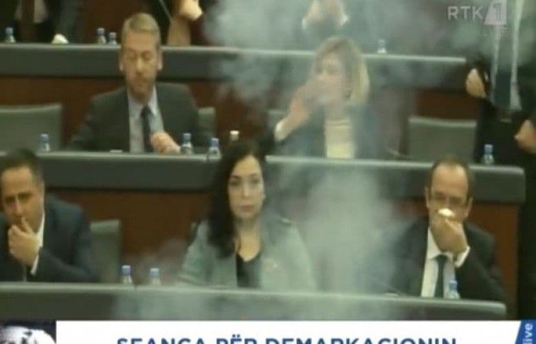 Bačen suzavac u Skupštini Kosova Bačen suzavac u Skupštini Kosova