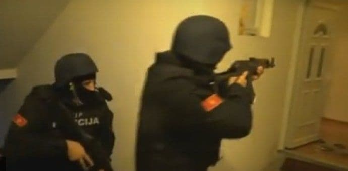 Oduzeti automobili, skupocjeni satovi, novac, poslovna dokumentacija i telefoni Oduzeti automobili, skupocjeni satovi, novac, poslovna dokumentacija i telefoni