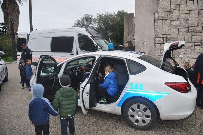 Herceg Novi: Djeca učila od policijskih službenika osnove bezbjednosti saobraćaja Herceg Novi: Djeca učila od policijskih službenika osnove bezbjednosti saobraćaja