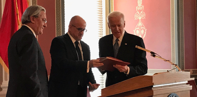 Darmanović uručio odlikovanja Bajdenu, Mekejnu i Tarneru Darmanović uručio odlikovanja Bajdenu, Mekejnu i Tarneru