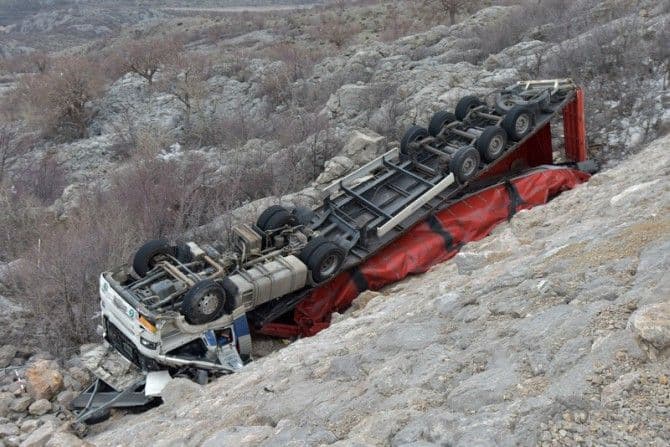 HRVATSKA: Orkanska bura bacala kamione s puta HRVATSKA: Orkanska bura bacala kamione s puta