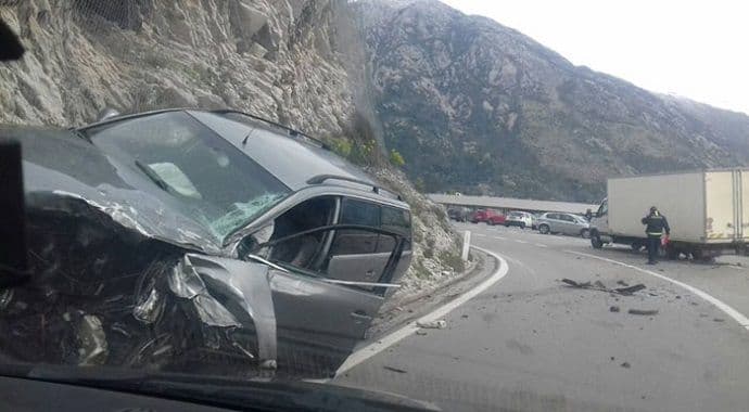 Saobraćajna nezgoda na Verigama, povrijeđeno više osoba Saobraćajna nezgoda na Verigama, povrijeđeno više osoba