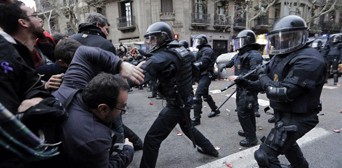 Sukobi policije i demonstranata zbog hapšenja Pudždemona Sukobi policije i demonstranata zbog hapšenja Pudždemona