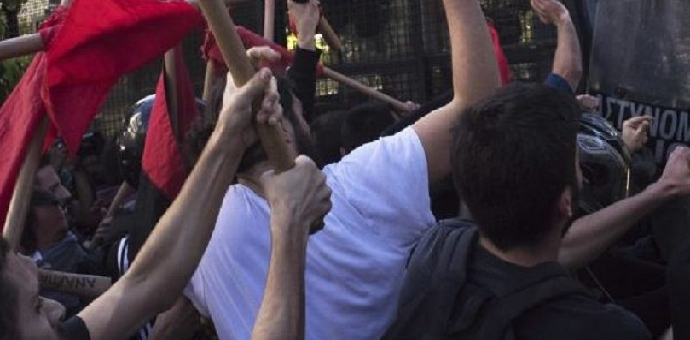 Profesori i studenti se žestoko sukobili sa policijom u Atini Profesori i studenti se žestoko sukobili sa policijom u Atini