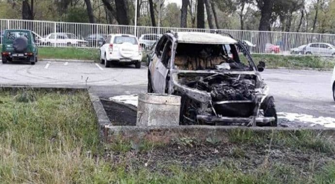 Ispred KCCG zapaljen BMW ginekologa Jovovića Ispred KCCG zapaljen BMW ginekologa Jovovića