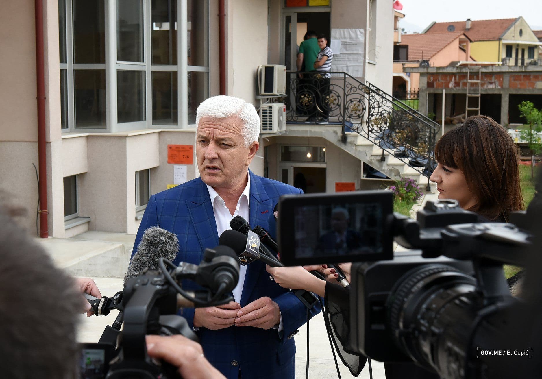 Premijer Marković glasao: Vjerujem da će izbori proteći u demokratskoj i slobodnoj atmosferi Premijer Marković glasao: Vjerujem da će izbori proteći u demokratskoj i slobodnoj atmosferi