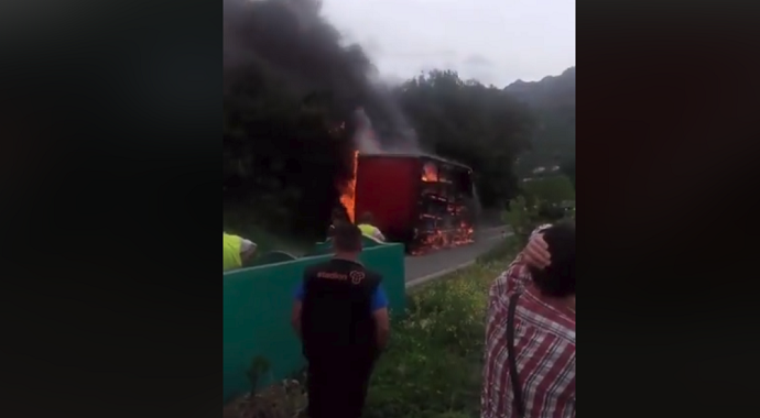 Na putu ka Kostanjici izgorio kamion (Video) Na putu ka Kostanjici izgorio kamion (Video)