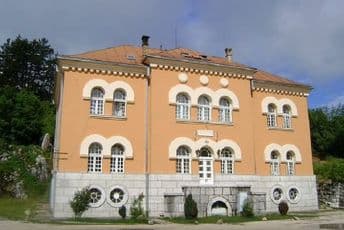 Cetinjska bogoslovija obustavlja rad, zaraženo nekoliko nastavnika i učenika Cetinjska bogoslovija obustavlja rad, zaraženo nekoliko nastavnika i učenika