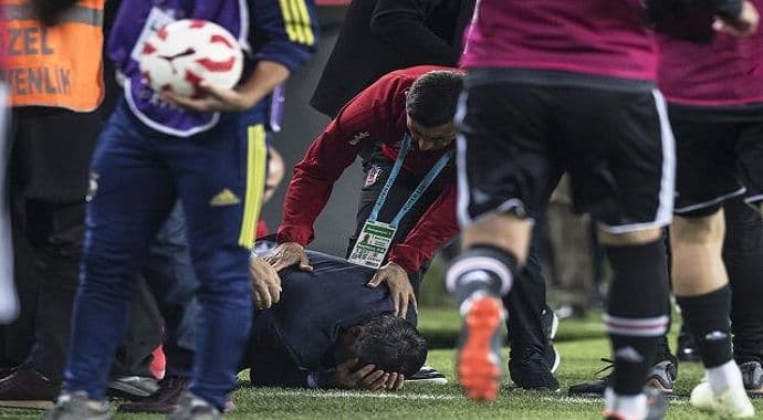 Prekinut turski derbi u Kupu, trener pogođen u glavu (Video) Prekinut turski derbi u Kupu, trener pogođen u glavu (Video)