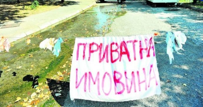 Porodica Đurišić ponovo ogradila dio Jerevanske ulice Porodica Đurišić ponovo ogradila dio Jerevanske ulice