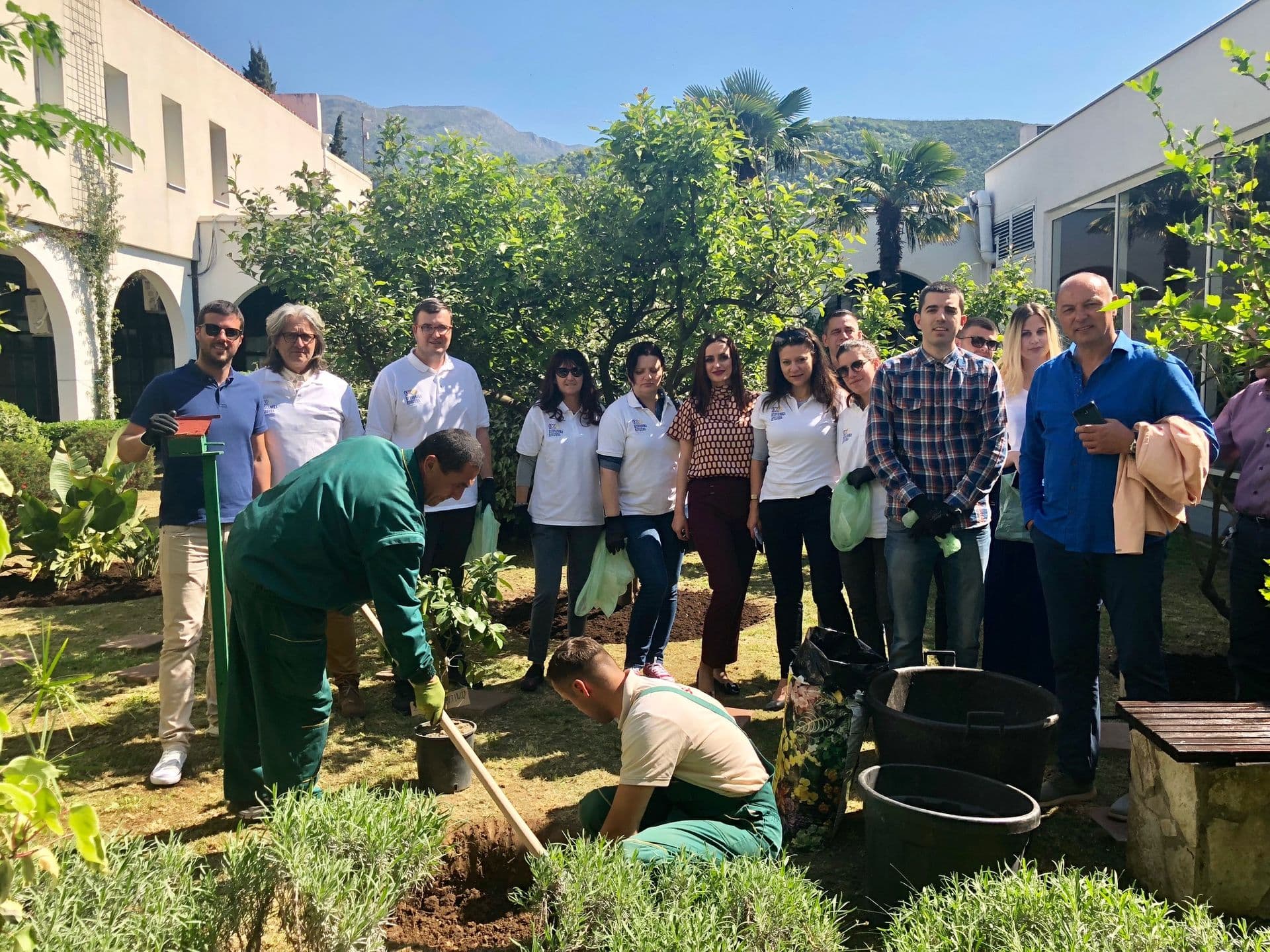 Zaposleni u HG Budvanska rivijera simbolično obilježili Dan planete Zemlje Zaposleni u HG Budvanska rivijera simbolično obilježili Dan planete Zemlje