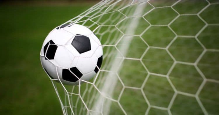 Golman se sudario sa protivnikom, izgubio svijest, pa preminuo Golman se sudario sa protivnikom, izgubio svijest, pa preminuo