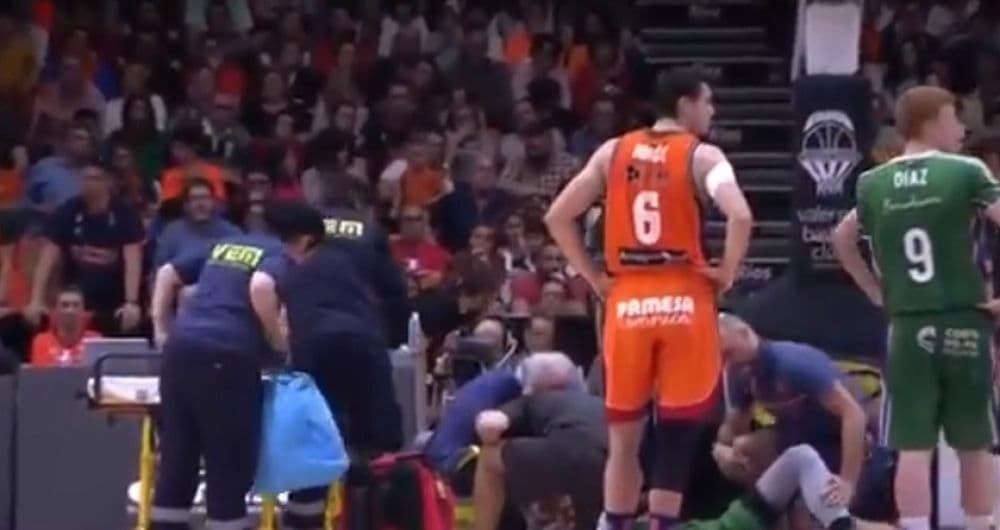 Košarkaš Unikahe se srušio na teren, hitno prebačen u bolnicu Košarkaš Unikahe se srušio na teren, hitno prebačen u bolnicu