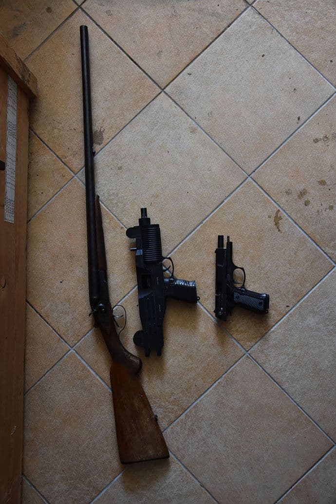 Policija pretresom pronašla oružje u ilegalnom posjedu Policija pretresom pronašla oružje u ilegalnom posjedu