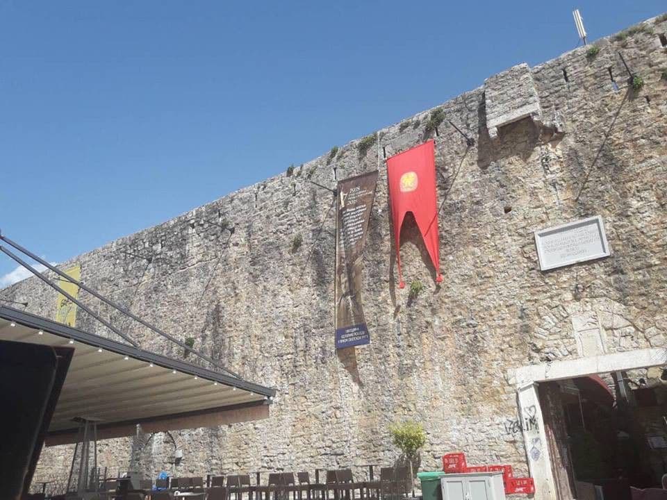 Komunalna uklonila transparent sa bedema u Budvi Komunalna uklonila transparent sa bedema u Budvi