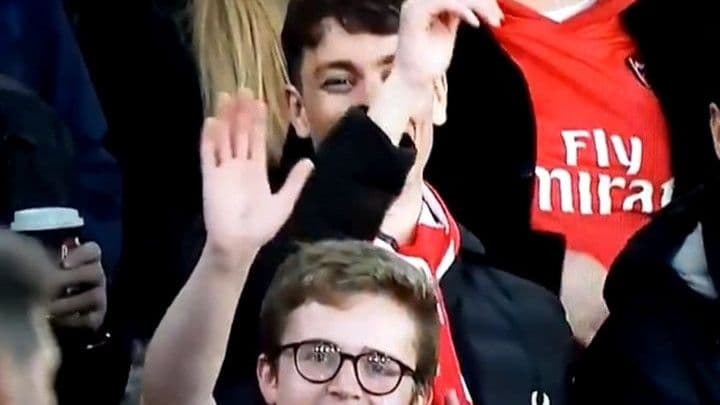 Ispraćaj Simeonea od navijača Arsenala Ispraćaj Simeonea od navijača Arsenala